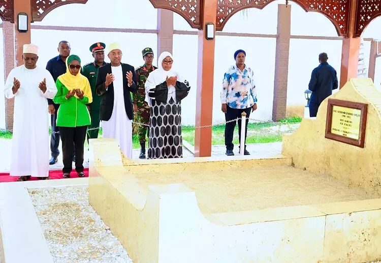 Dua ya Samia na Mwinyi Kaburini kwa Hayati Karume