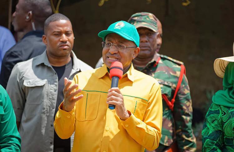 Mwinyi Awatembelea Ma-beach Boy, Watoa ya Moyoni