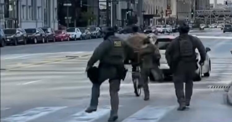 Chupu Chupu Akamatwe na Maafisa Uhamiaji Wakitekeleza Amri ya Trump