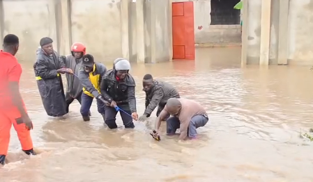 Mjamzito Aokolewa Akisombwa na Maji